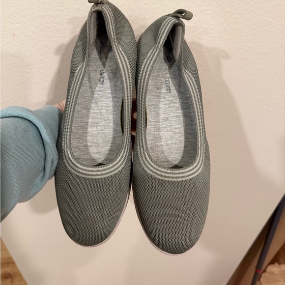 Clarks Textured Gray Slip-On Shoes 8.5 - Picture 3 of 7